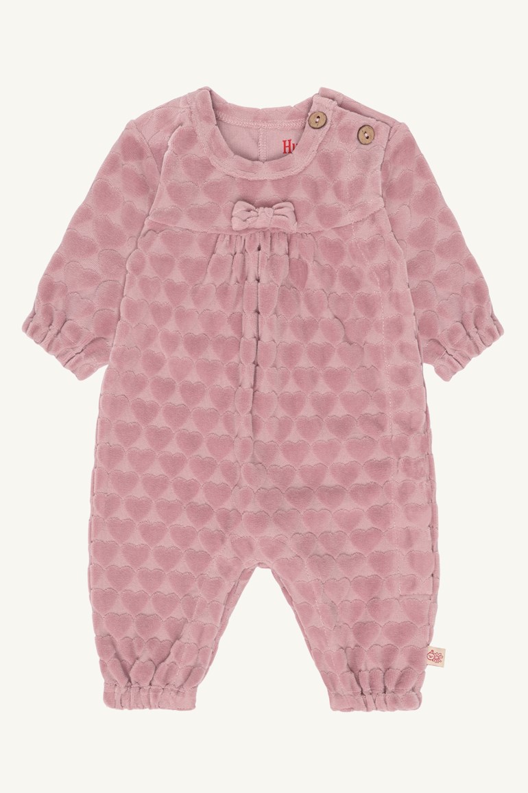 Babyrosa veloursparkedress med pregede hjerter, rund hals, skulderknapper, sløyfe foran og elastiske mansjetter.