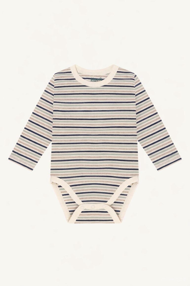 Baby langermet stripet body i beige, mørk blå og lys grønn med trykknapper i skrittet.