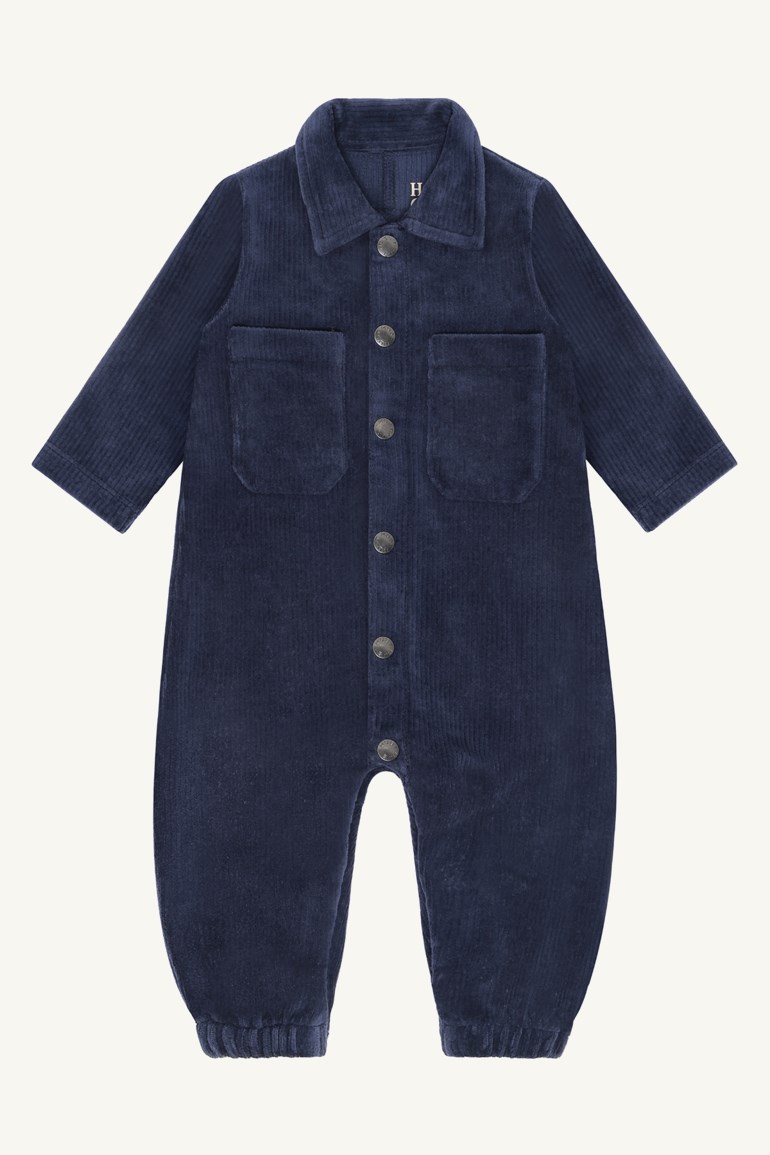 Marineblå kordfløyel sparkebukse for baby med krage, lange ermer, knapper foran og to lommer.