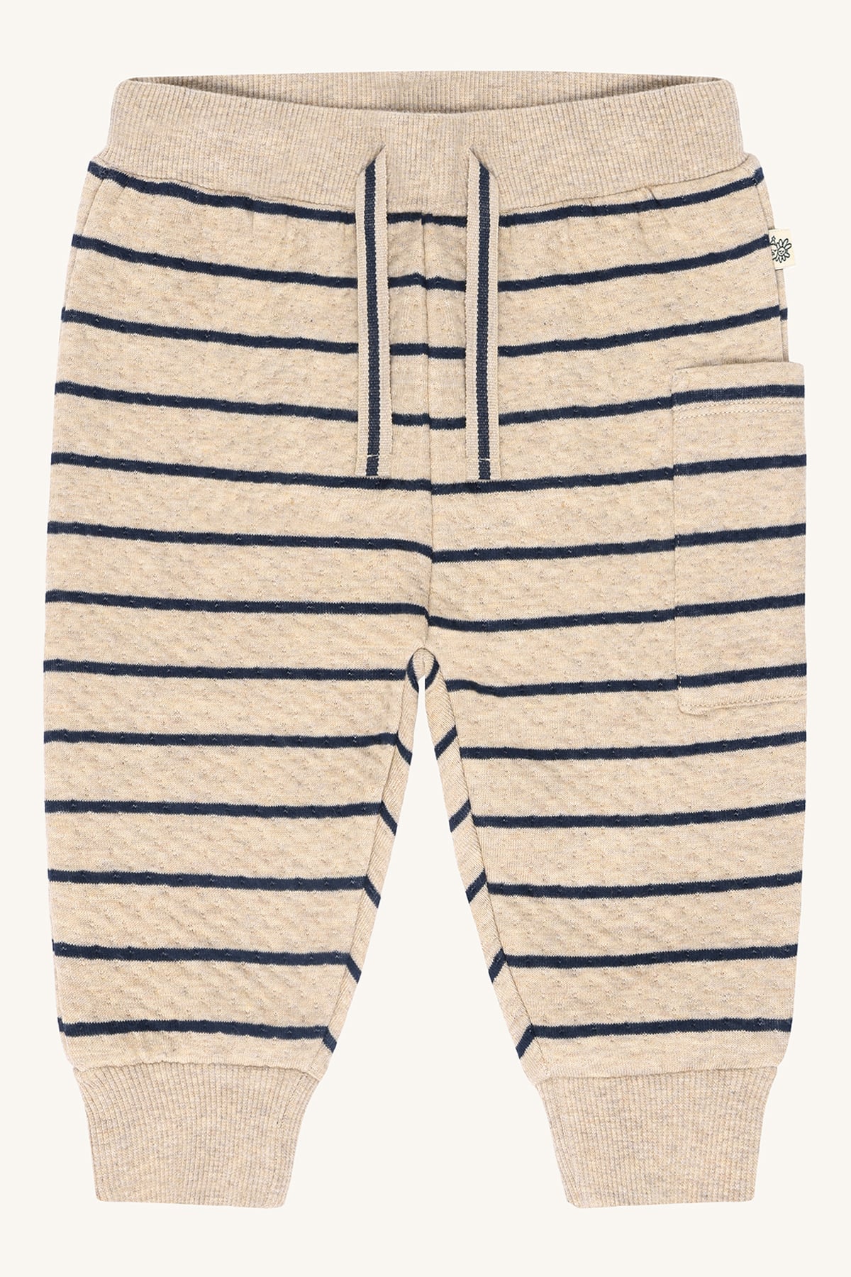 Frontvisning av beige og mørkeblå stripete vatterte babybukser med strikk i midjen, snøring og ribbestrikkede mansjetter.