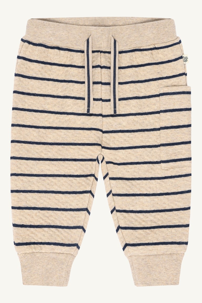 Frontvisning av beige og mørkeblå stripete vatterte babybukser med strikk i midjen, snøring og ribbestrikkede mansjetter.