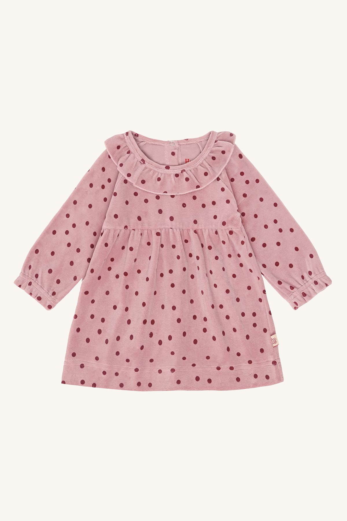 Rosa prikkete babydress med volangkrage, lange ermer og rynket skjørt, vist flatt.