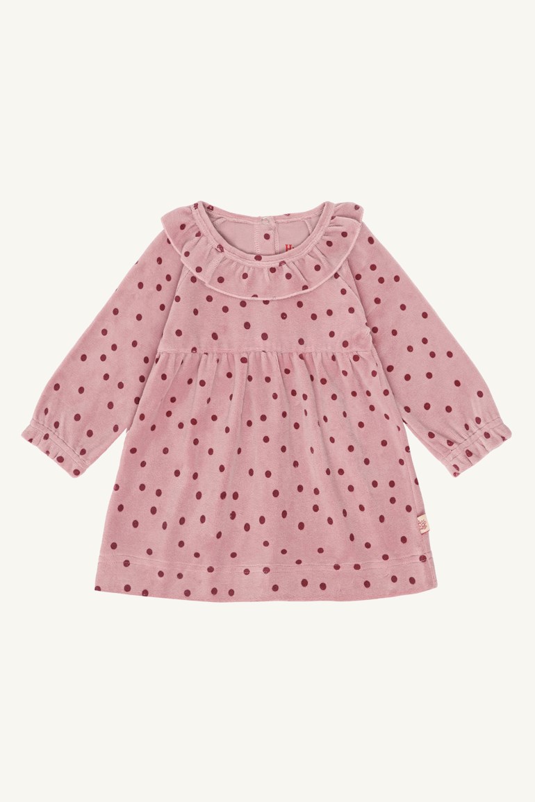 Rosa prikkete babydress med volangkrage, lange ermer og rynket skjørt, vist flatt.