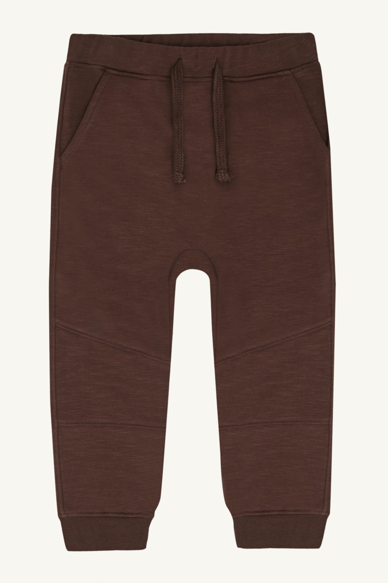 Brune melert joggebukser med snøring i midjen, sidelommer, knepaneler og ribbekanter.