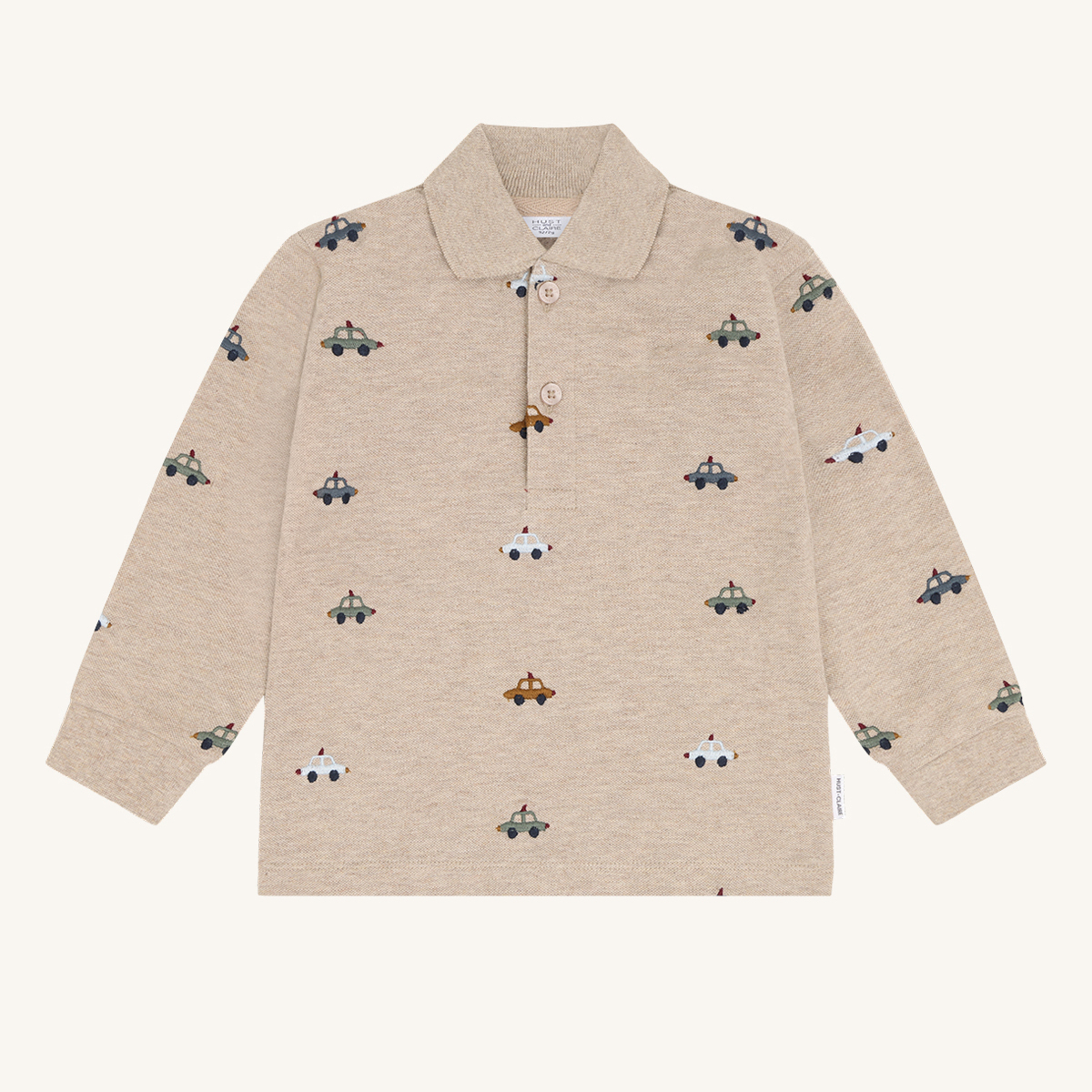 Barnes beige langermet pologenser med krage, 3-knapps stolpe og broderte flerfargede biler.