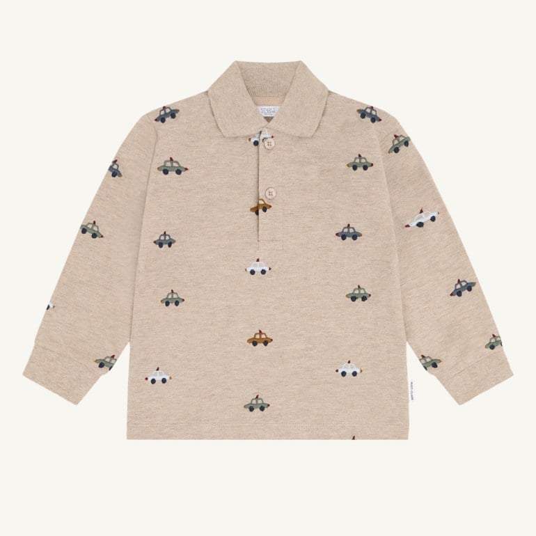 Barnes beige langermet pologenser med krage, 3-knapps stolpe og broderte flerfargede biler.