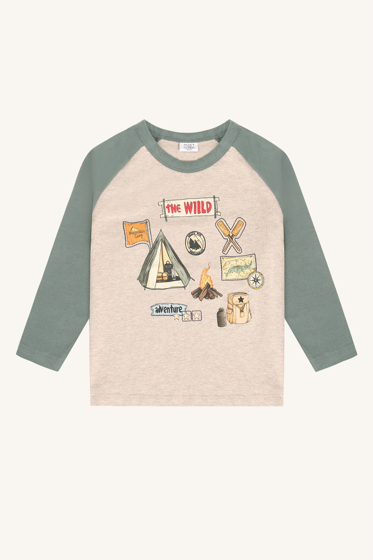 En beige langermet barnets t-skjorte med grønne raglanermer og et grafisk trykk med campingtema foran.