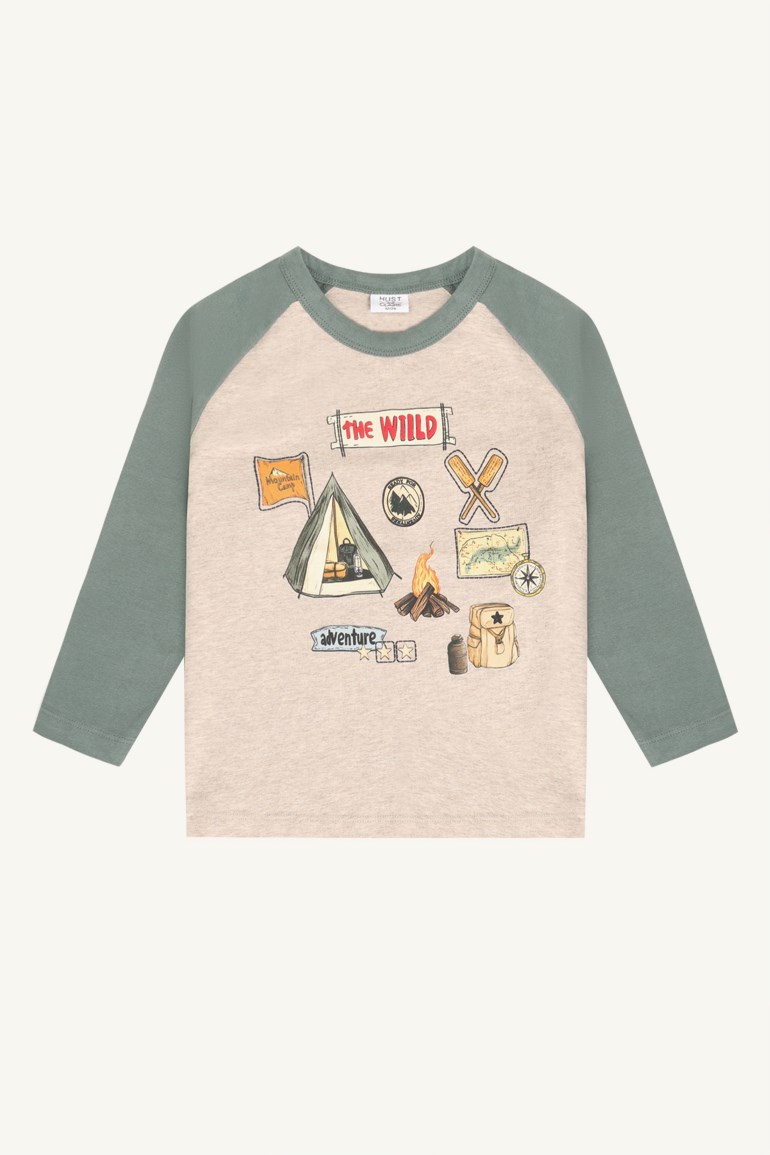 En beige langermet barnets t-skjorte med grønne raglanermer og et grafisk trykk med campingtema foran.