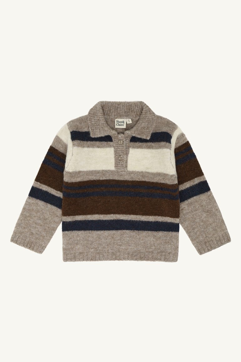 Stripet langermet barnepologenser i beige, hvit, brun og mørkeblå med en treknappsstolpe.