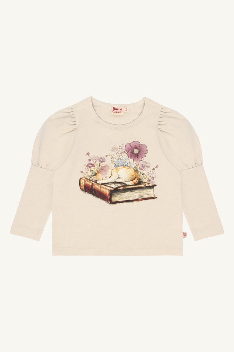 Barns beige langermet t-skjorte med puffermer og trykk av en sovende katt på en bok.