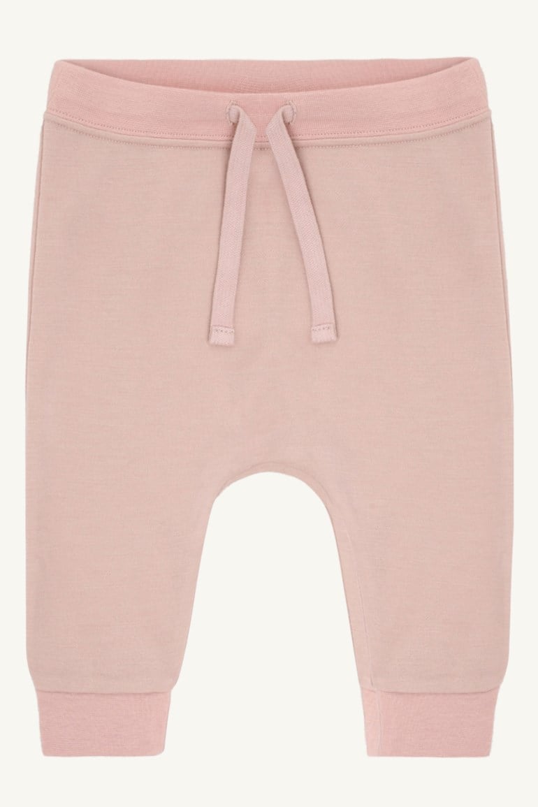 Forfra lyse rosa babybukser med elastisk snøring i midjen og ribbestrikkede mansjetter.
