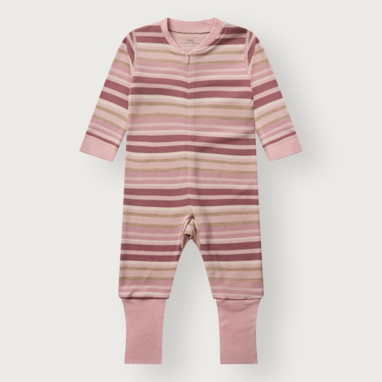 Forfra: en babydrakt med horisontale striper i rosa og beige, lange ermer og ben, med glidelås foran.