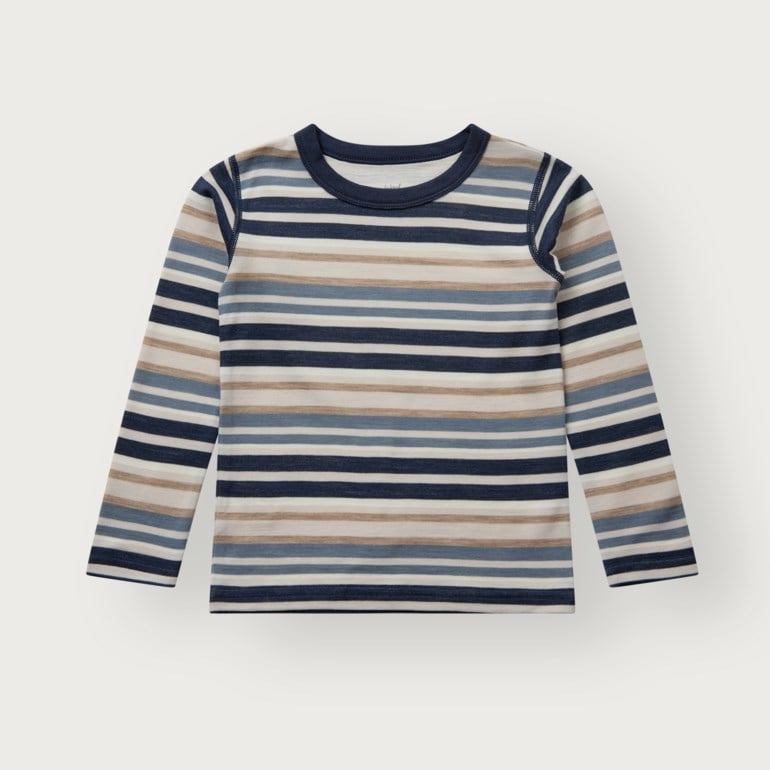 Frontvisning av en barnas langermet t-skjorte med horisontale striper i marineblått, lyseblått, beige og eggehvitt.