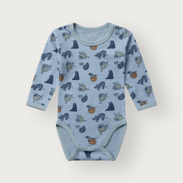 Frontvisning av en baby lys blå langermet body med heldekkende dovendyrprint og trykknapper.