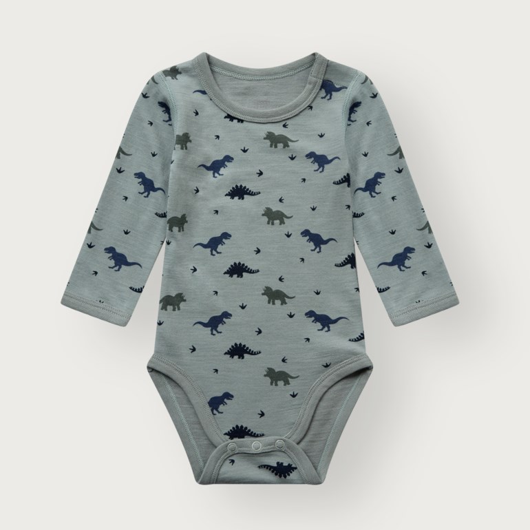Baby blekblågrønn langermet body med blått og grått dinosaumønster, rund hals og trykknapper.
