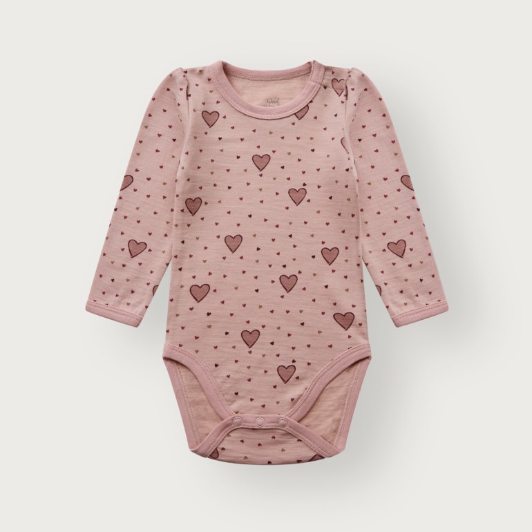 Babyens støvrosa langermet body med hjertemønster og trykknapper, forfra.
