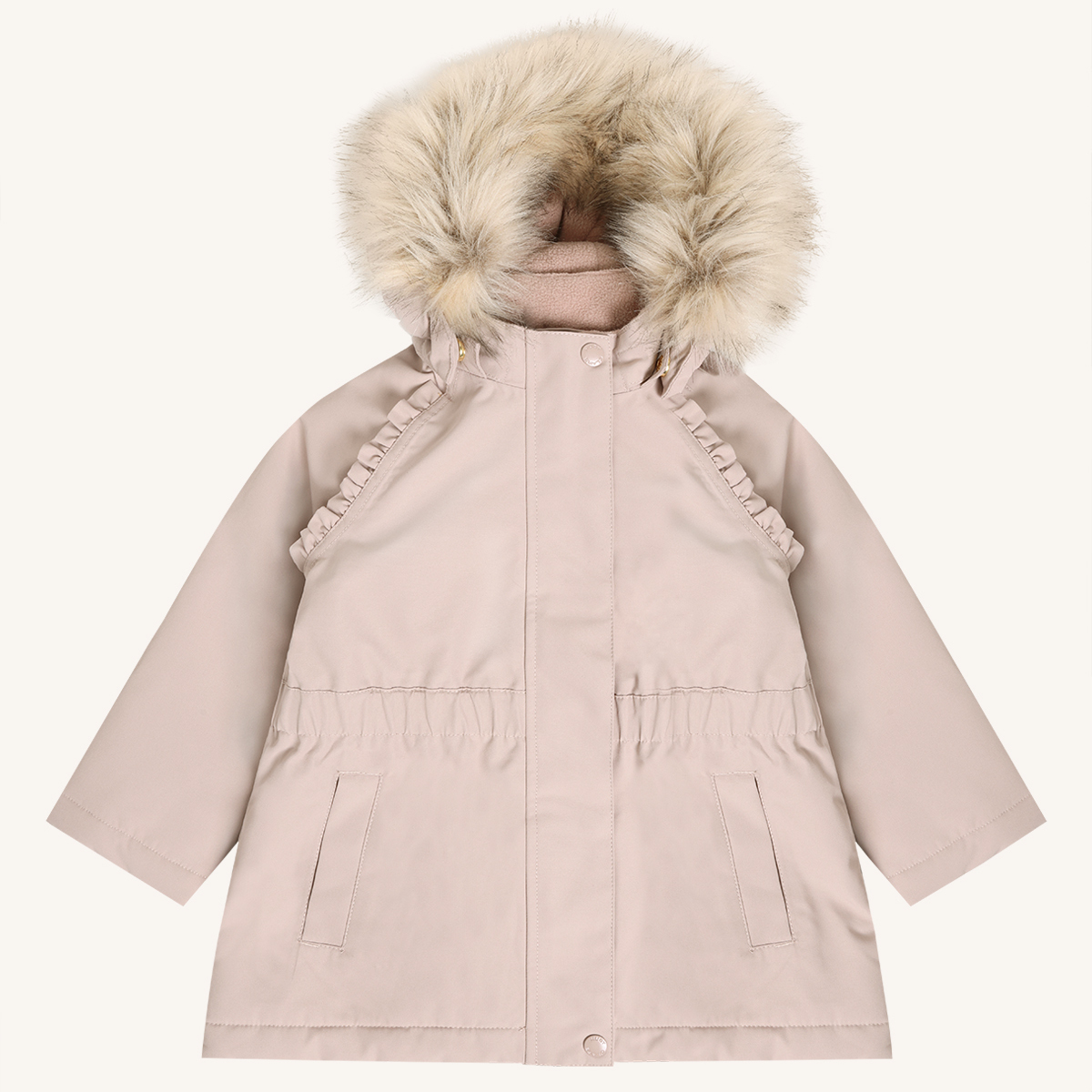 Lys beige barneparkasjakke med fuskepels hette, rysje skuldre, snøring i midjen og lommer.
