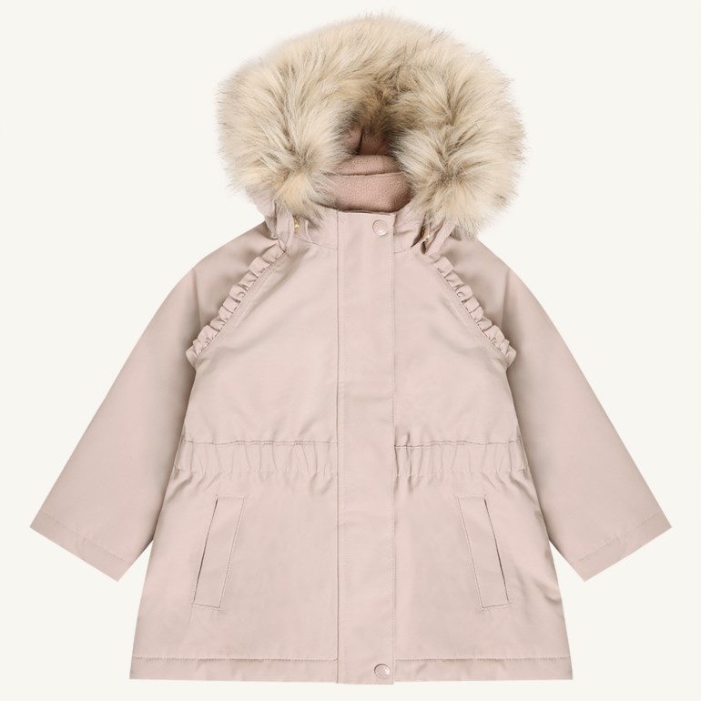 Lys beige barneparkasjakke med fuskepels hette, rysje skuldre, snøring i midjen og lommer.