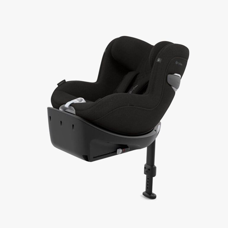 Svart babybilstol med justerbar sikkerhetssele og en integrert ISOFIX-base.