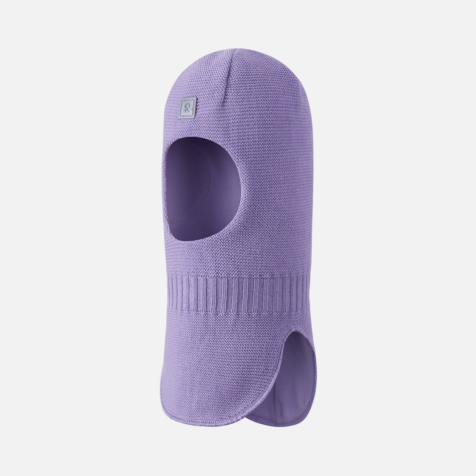 Lilla strikket balaklava med ansiktsåpning og ribbet detalj, forfra.