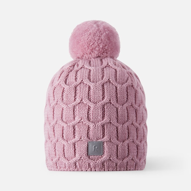 Frontutsikt av en rosa strikket lue med matchende dusk og liten grå logoetikett.