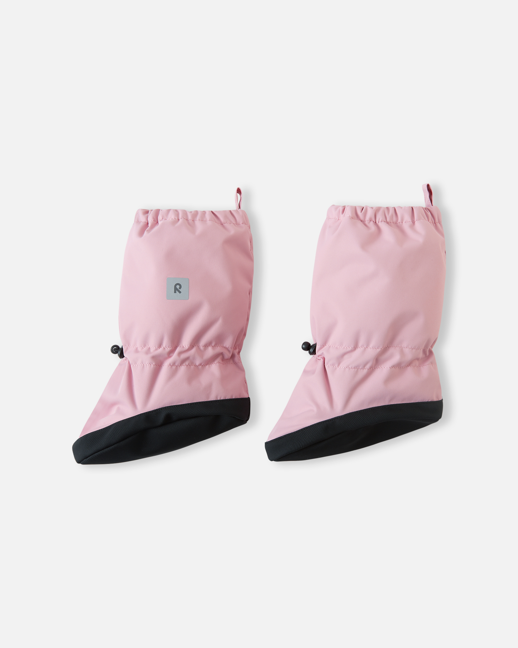 Et par rosa babytøfler med svarte såler, elastiske åpninger og justerbare snorer.