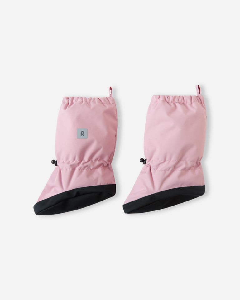 Et par rosa babytøfler med svarte såler, elastiske åpninger og justerbare snorer.