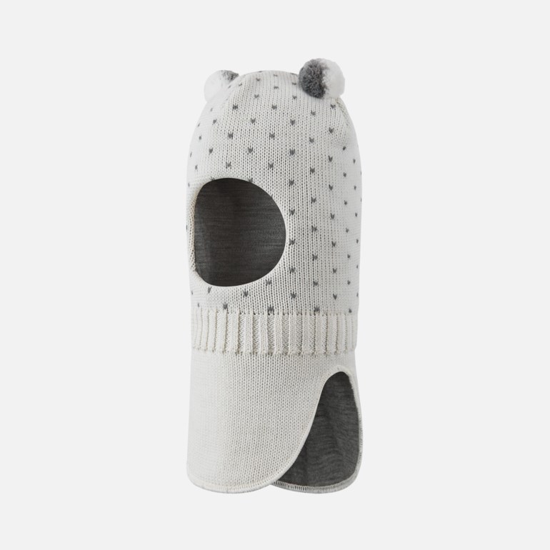 Hvit og gråmønstret strikket barnebalaklava med to pom-poms og ribbet kant, forfra.