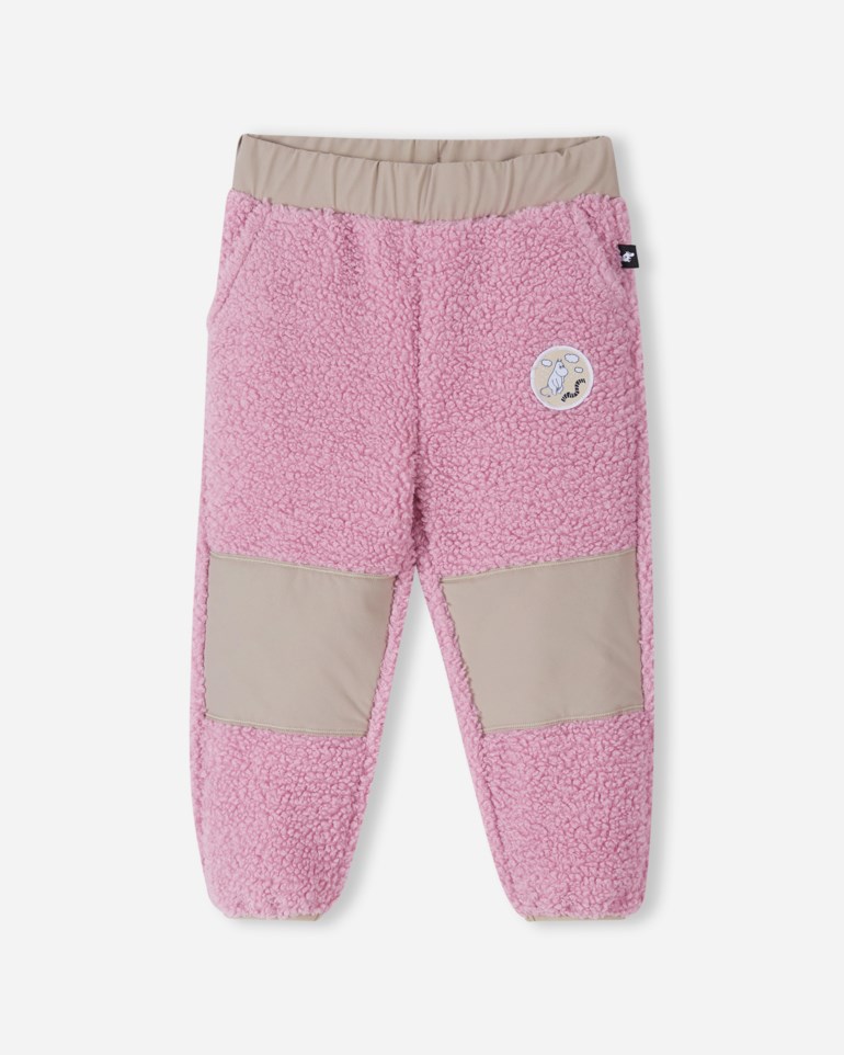 Rosa fleecebukser for barn med beige strikk i livet, beige knepatcher og et rundt dyreemblem.