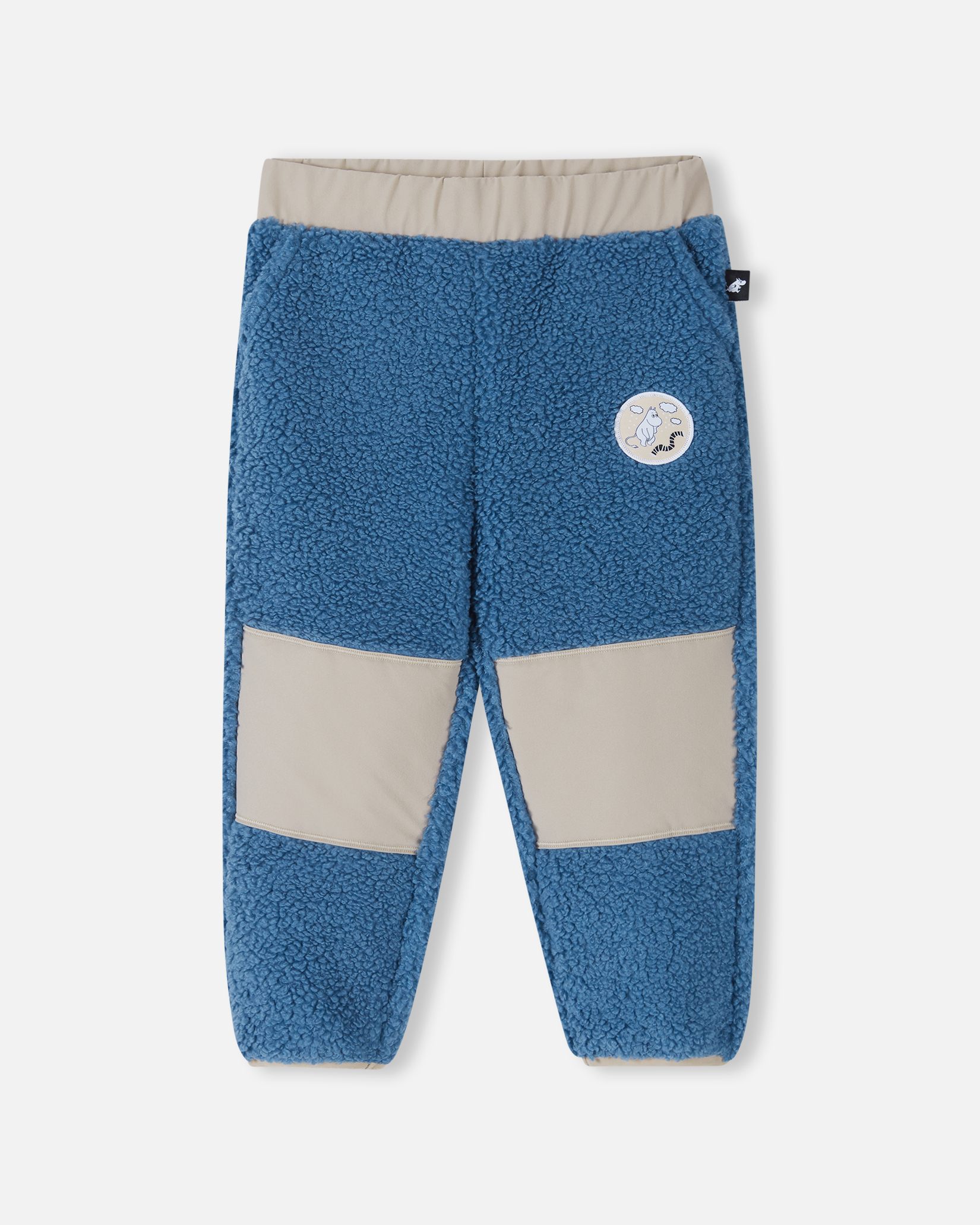 Barns blå fleecebukser med beige elastisk linning og knelapper, med en hvit rund lapp og liten svart logo.