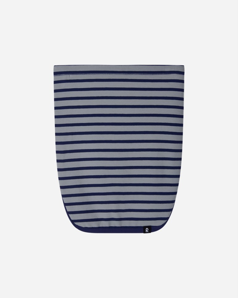 Grå og marineblå stripete tubehals med avrundet nederkant og en liten svart merkelapp.