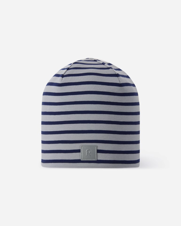Frontbilde av en stripete lys grå og mørk blå lue med en grå logopatch.