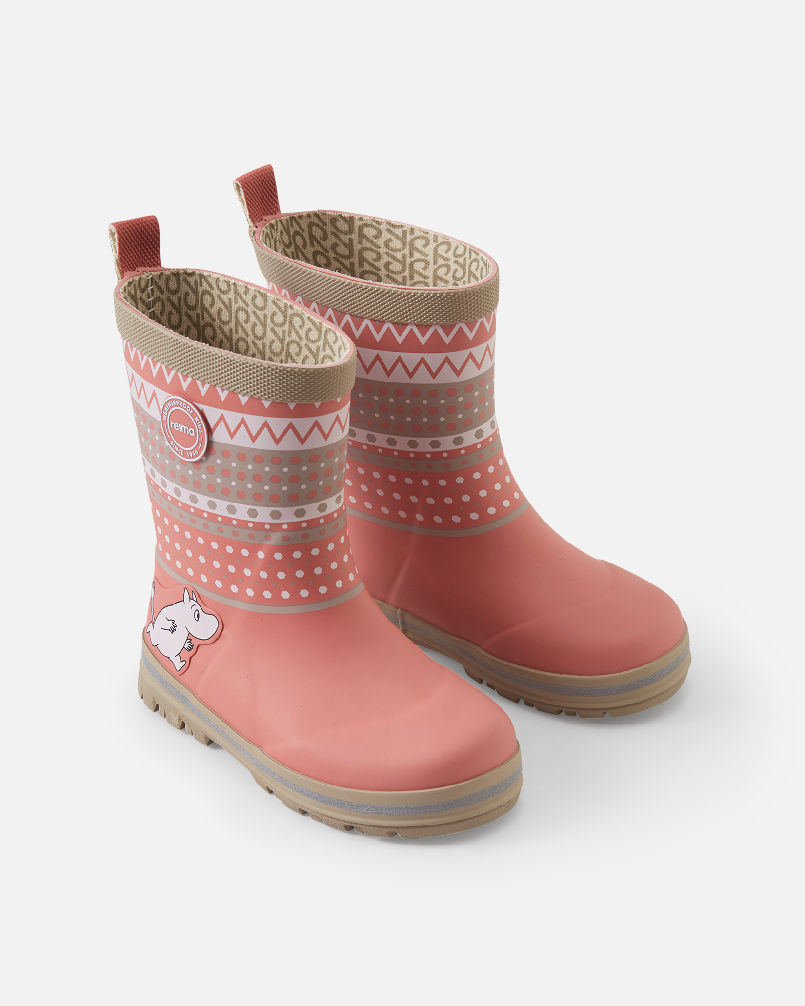 To rosa barnestøvler med mønstrede mansjetter, Muminkarakter og teksturerte beige såler.