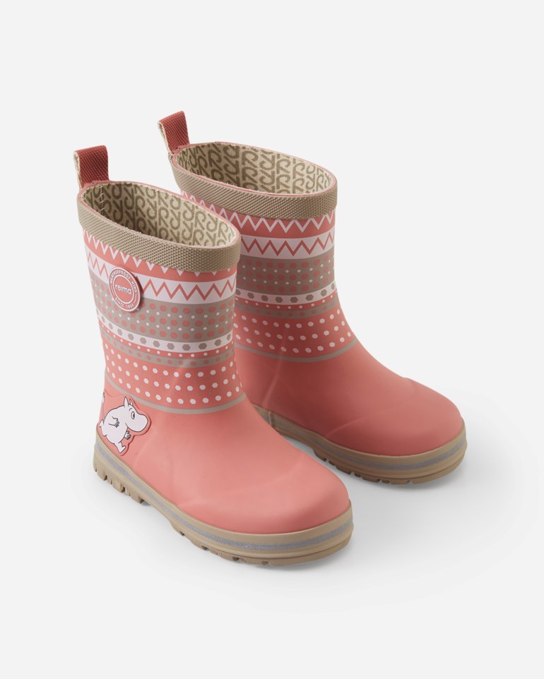 To rosa barnestøvler med mønstrede mansjetter, Muminkarakter og teksturerte beige såler.
