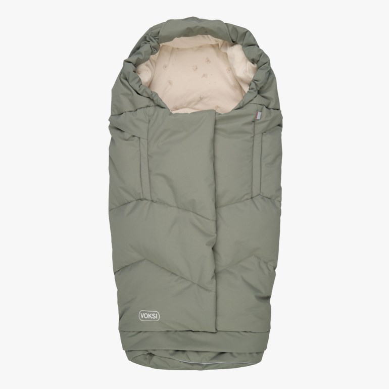 Salviegrønn babyvognpose, vattert med lys beige mønstret fôr og overbrettlukking, forfra.