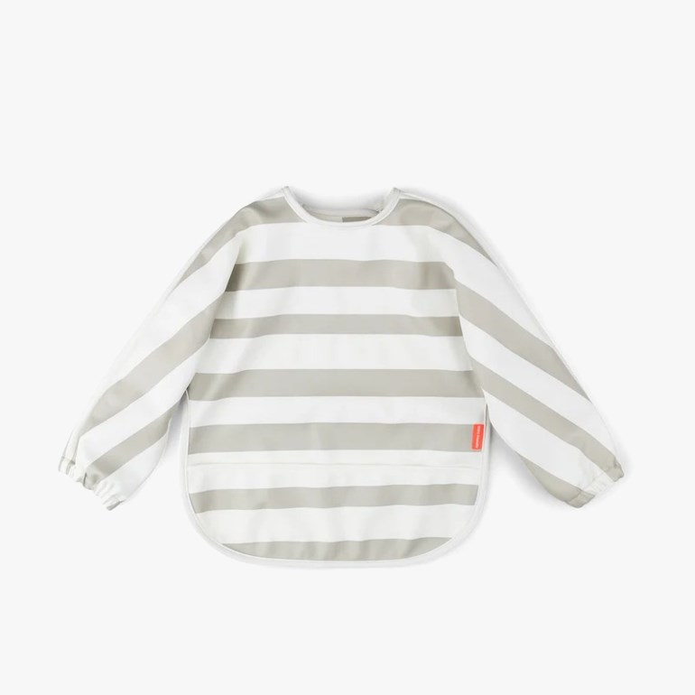 En langermet baby smekke med hvite og lys grå horisontale striper, elastiske mansjetter og rund hals.