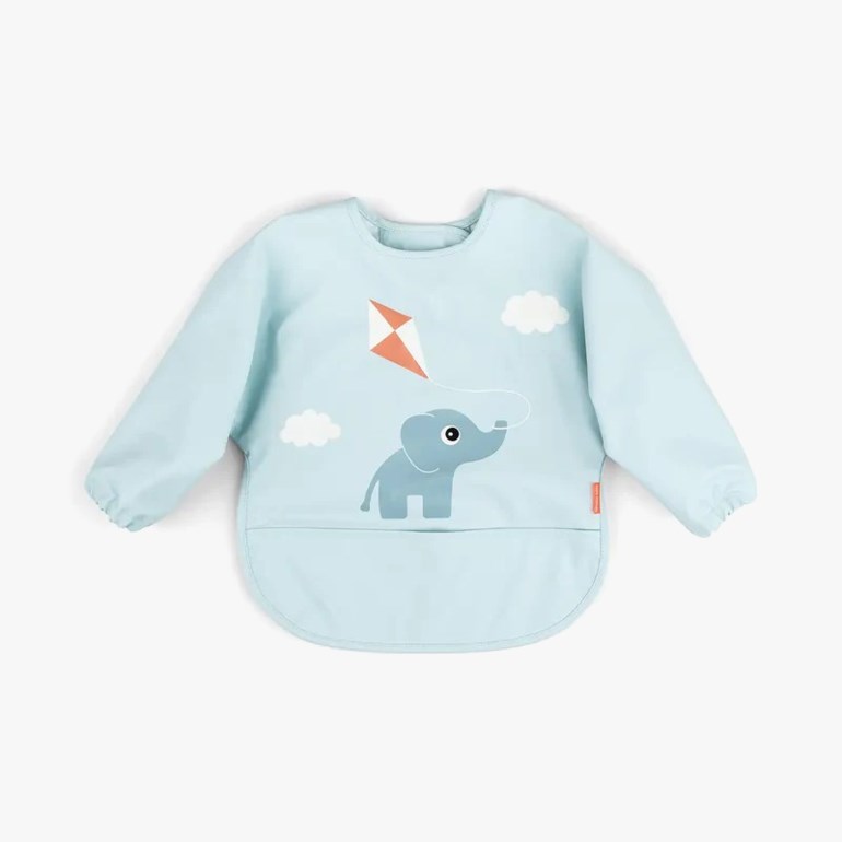Frontvisning av en lyseblå babyhakke med lange ermer og elefant som flyr drage og skyer mønster.