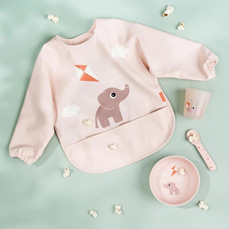 Lys rosa langermet babysmekke med elefant-drage-trykk og lomme, samt matchende kopp, skje og skål.