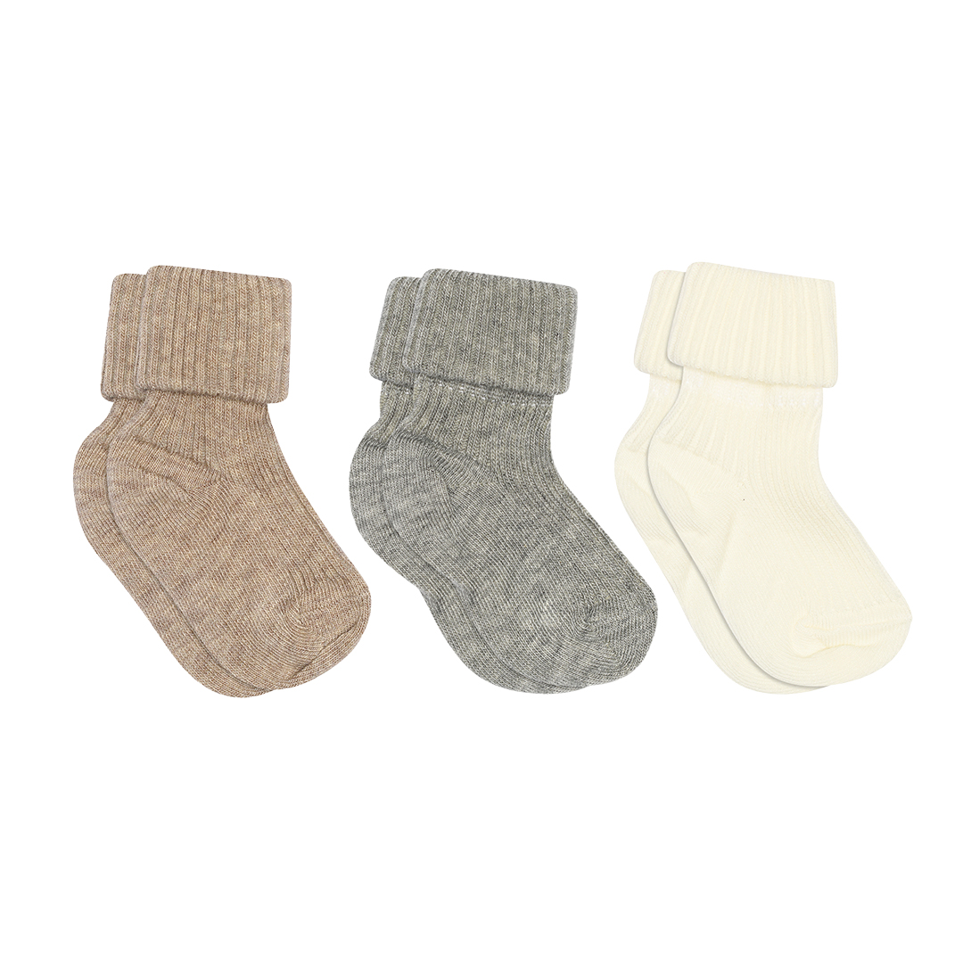Tre par babystrømper i lysebrun, grå og off-white med ribbet strikk og brettede mansjetter.