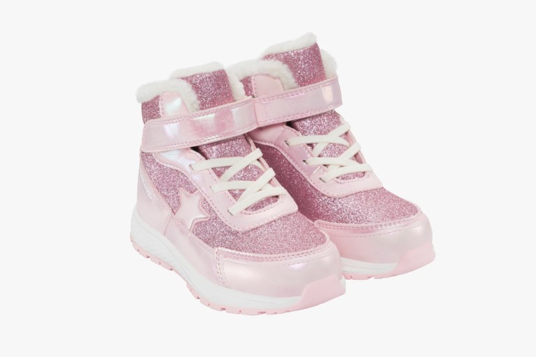 Et par rosa glitrende høye joggesko for barn med hvite lisser, borrelås, fuskepels og sidestjerne.