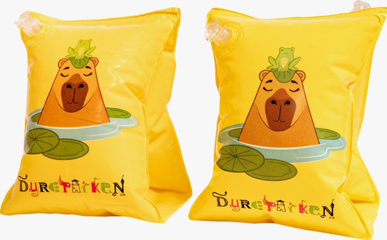 Gule oppblåsbare armringer med tegneseriekapybara, frosk, vannliljer og "DyreParken" tekst.