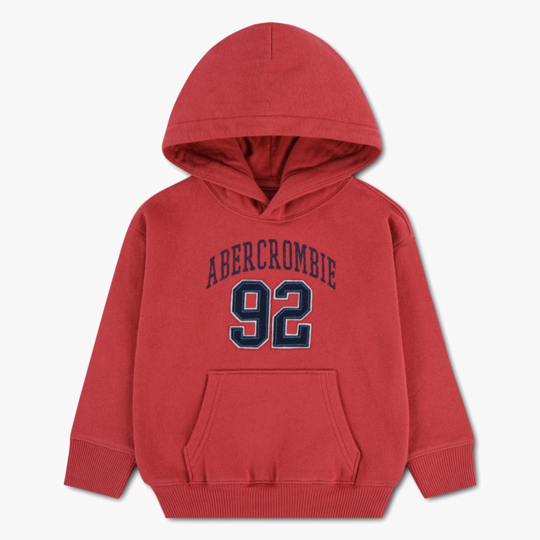 En rød barnehettegenser med Abercrombie 92-trykk i mørk blått og en frontlomme på magen.