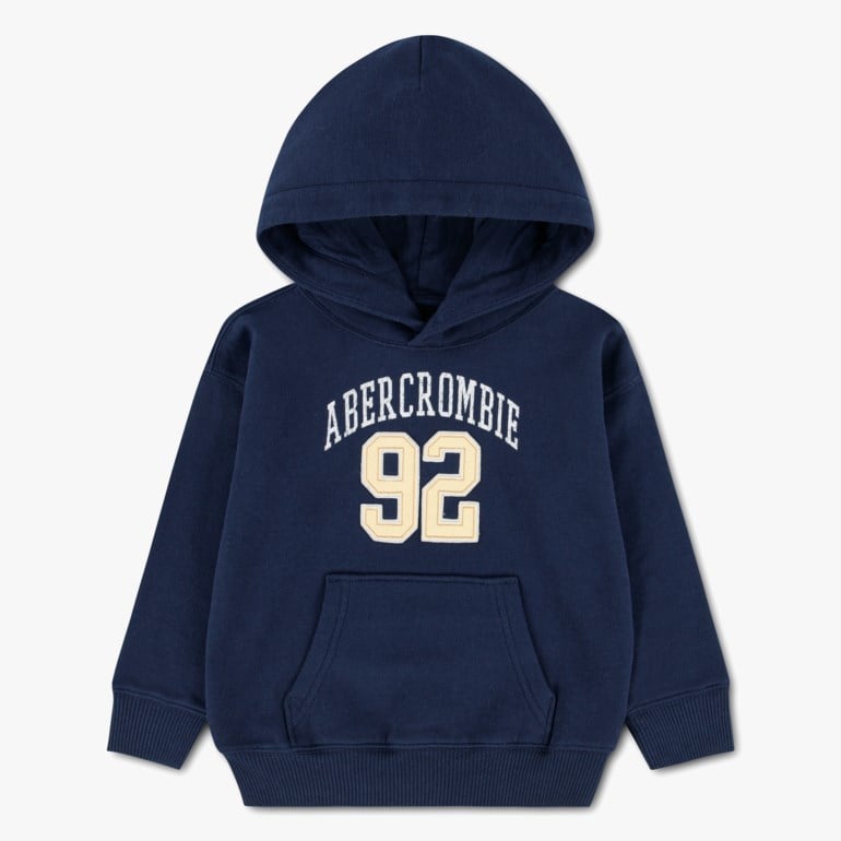 Mørkeblå barnehettegenser med kremfarget Abercrombie 92-trykk, hette, lange ermer og frontlomme.
