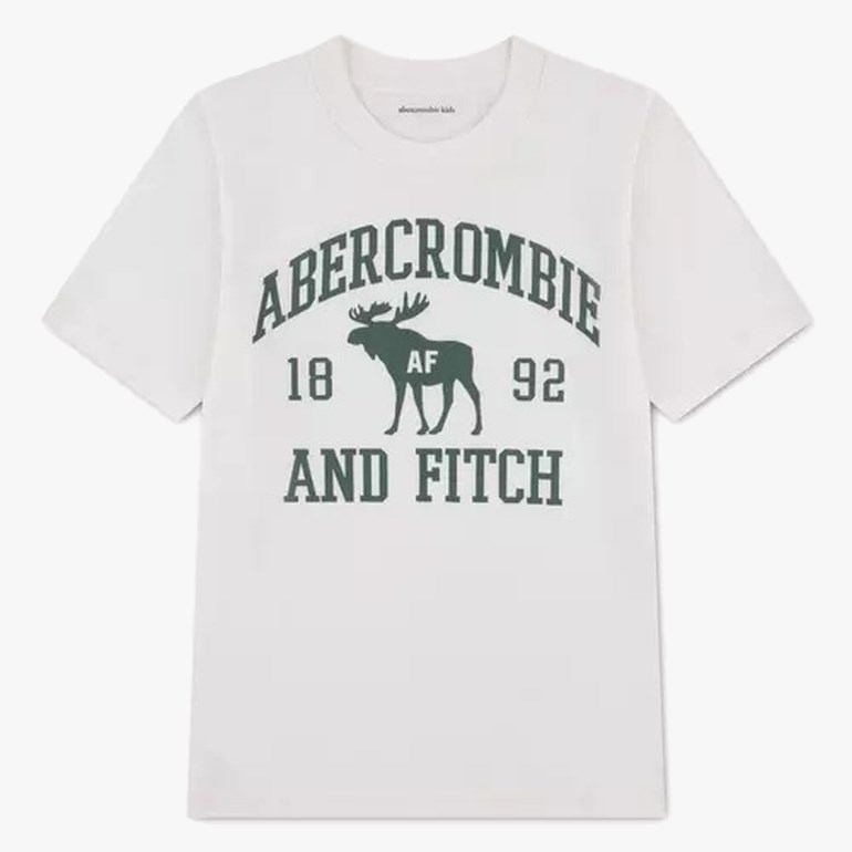 Hvit kortermet t-skjorte for barn med grønn Abercrombie, elg, 18 AF 92, og Fitch trykk.