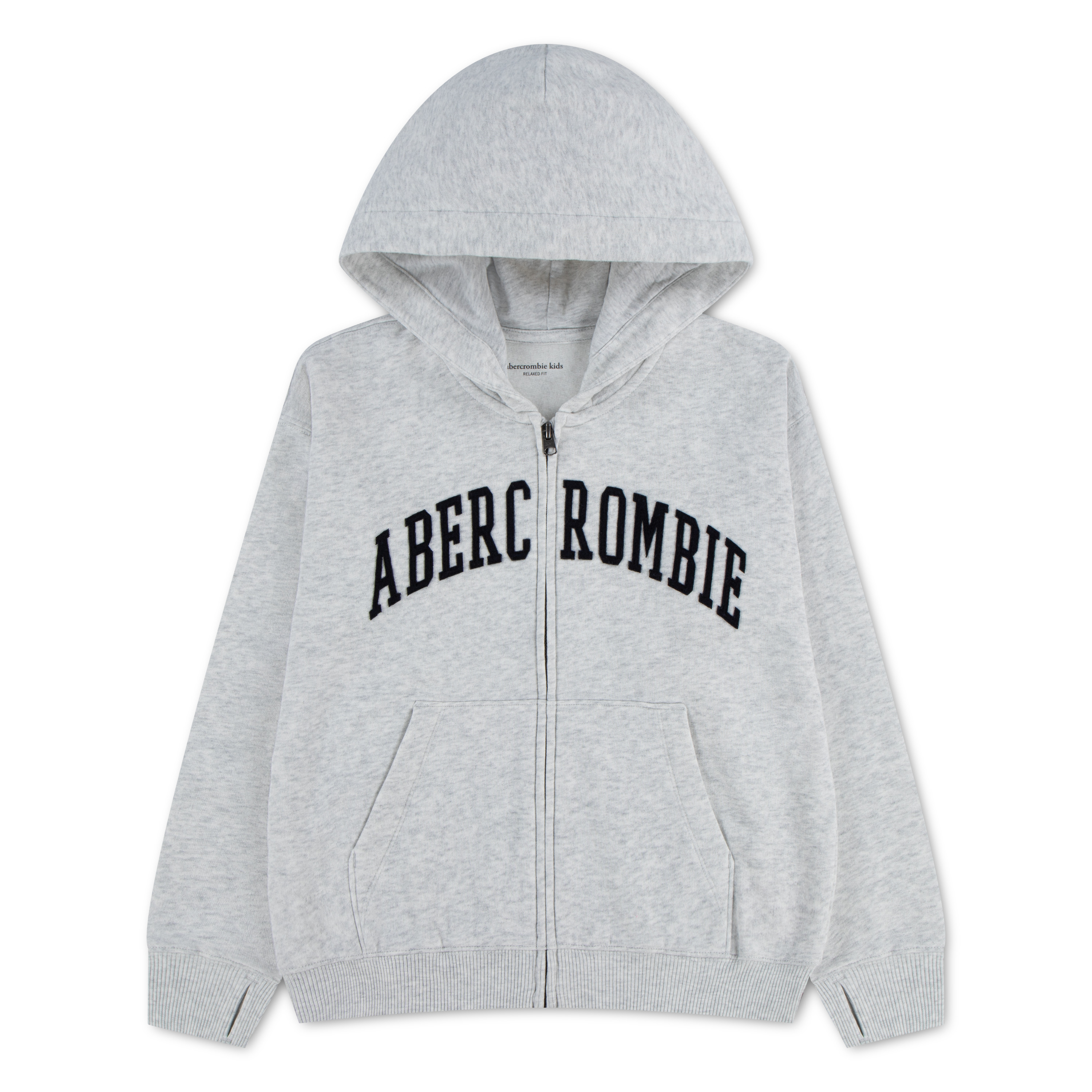 En lysegrå barne-hettegenser med hel glidelås, svart "ABERC ROMBIE" tekst, hette, frontlommer og ribbestrikkede mansjetter.
