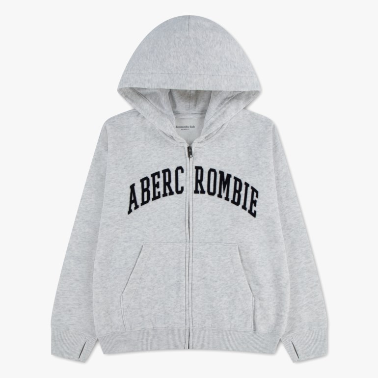 En lysegrå barne-hettegenser med hel glidelås, svart "ABERC ROMBIE" tekst, hette, frontlommer og ribbestrikkede mansjetter.