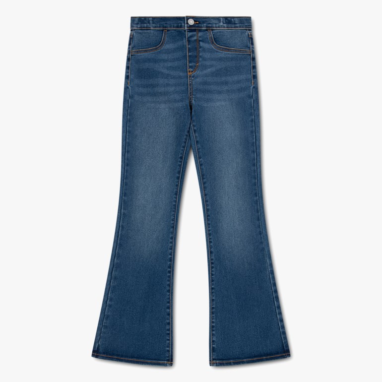 Frontbilde av blå denim utsvungne jeans med synlige lommer, knapp og oransje sømmer.