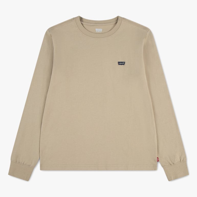 Frontvisning av en ensfarget beige langermet t-skjorte med rund hals og en liten Levi's-etikett på brystet.