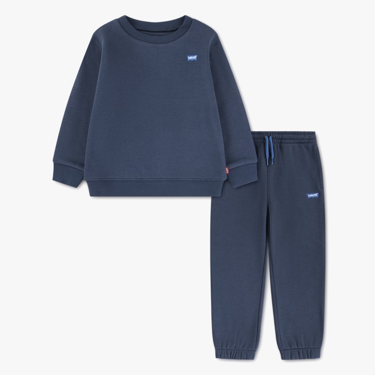 Et marineblått crewneck-genser og matchende joggebukse-sett for barn, med liten logo.