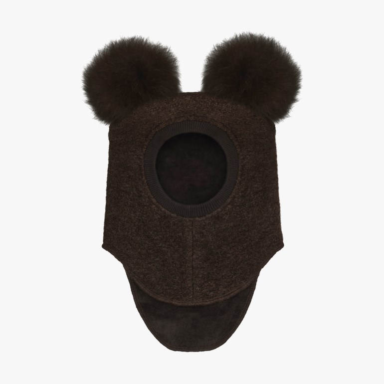 Mørkebrun barnebalaklava med to fluffy pomponger og ribbet ansiktsåpning, forfra.